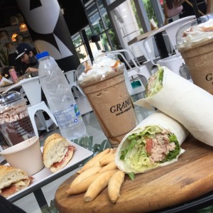 Wrap de atun y frappe de caramel