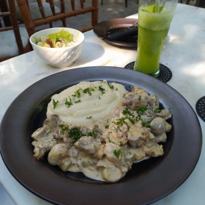 Strogonoff de lomito con puré de papas y ensalada césar.
