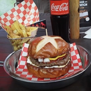 Burgers - Traditional Quarter Pounder con papas y refresco 8.7$