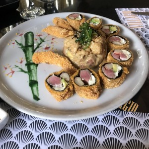 Rolls con tartar de atun y langostinos rebosados 