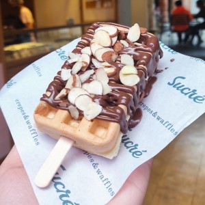 Waffle Paleta con topping de Almendras 