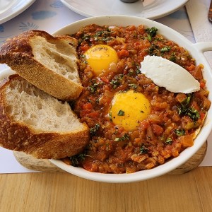 Brunch de huevos en salsa