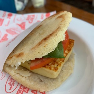 Mini arepa capressa masa tradicional 