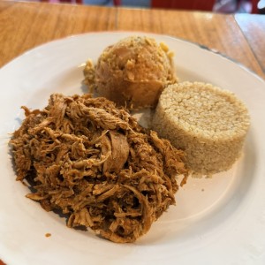 Almuerzo de pollo mechado y quinoa