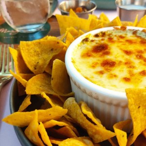 Dip cremoso de alcachofa con espinaca