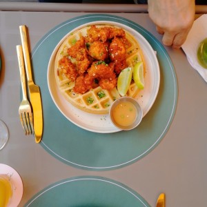 WAFFLE TRADICIONAL CON COTUFAS
DE POLLO