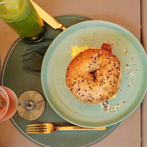 BAGEL CON TOCINETA Y HUEVOS