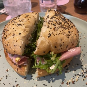 Bagel de mortadella con liatacho trufada
