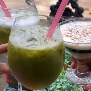Matcha y limon con un cafe de 4 estaciones