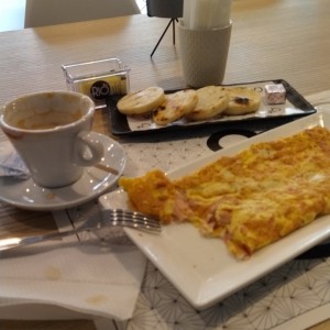 omelette con arepitas