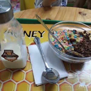 cereal de chocolate y colores libre de gluten. puedes pedir el tipo de leche que desees para tu cereal