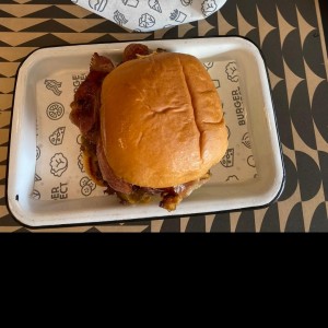 Hamburguesa tocineta y trufa