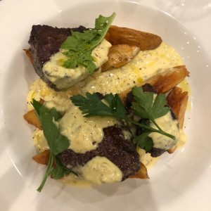 Lomito con papas bravas 