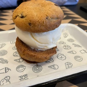 Galleta chocochip rellena de helado de mantecado