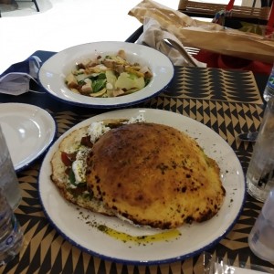 Focaccia y Ensalada Cesar.