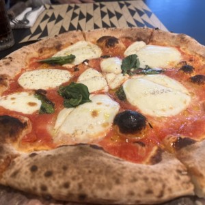 Pizza margarita . Buena pinta pero mozzarella y salsa muy deficiente.