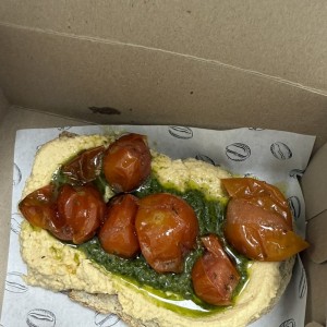 Tostada de tomates con hummus