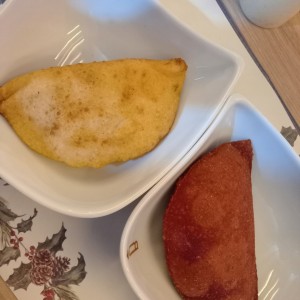 empanadas una de carne mechada otra de chistorra,queso y maiz