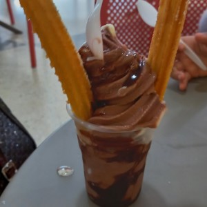 Sundae de chocolate con churro
