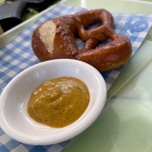 Pretzel con mostaza 