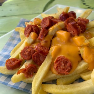 Papas fritas con chistorras y queso 