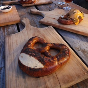 pretzel con semillas de amapola