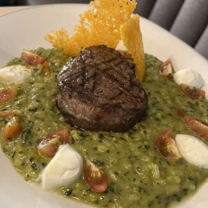 Risotto al pesto con medallon de  lomito 