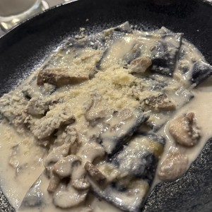Pasta rellena de hongos y queso 