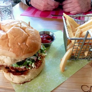 hamburguesa con ensalada cesar. divina 