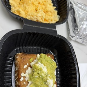 Tostada de ricotta aguacate y huevo delivery 