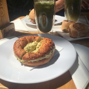 Bagel con matcha con limon.
