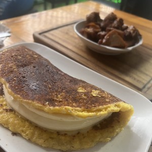 Cachapa con queso y cochino frito