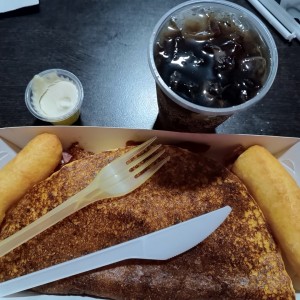 cachapa con queso de mano y tocinetas 