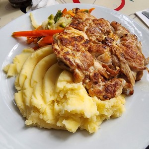 Churrasco de pollo + puré + vegetales salteados 