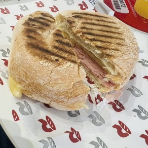 Sandwich de mortadela italiana y queso suizo