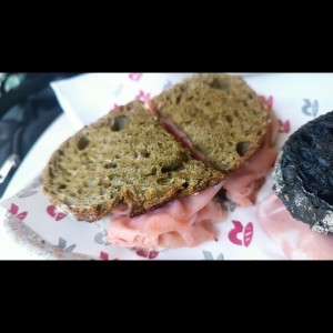 sandwich con pan de siete cereales