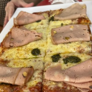 Pizza o paala de mortadella italiana