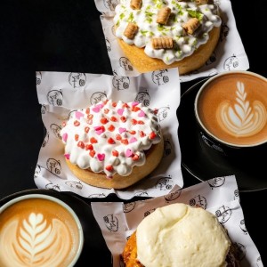 Aqui merendando con mi amiga
