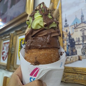 cono pirulin con helado.de pistacho y chocolate