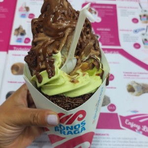 Cono Brownie Helado de chocolate y pistacho.