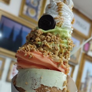 Cono de chocolate blanco
helados: Crema real y Pistacho