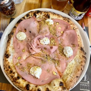 Pozza de mortadela, poztacho y burrata UNA LOCURA
