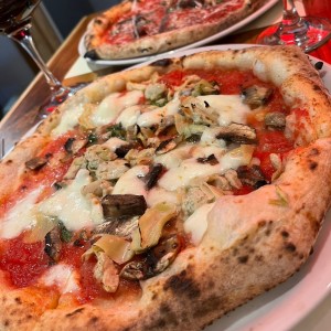 Pizza fungi y carciofo
