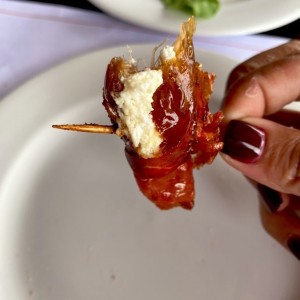 Datiles rellenos y envueltos en jamon serrano