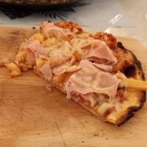 Pizza muy buena esta tiene papas fritas una delicia 