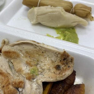 Milanesa pollo con tajadas y hallaquitas 