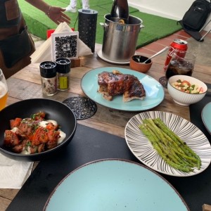 Cochino en caja china con ensalasa de chorizo y ensalada chilena