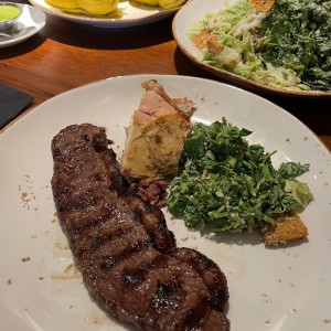 Carne a la parrilla y pollo de la casa