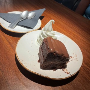 Brownie con helado