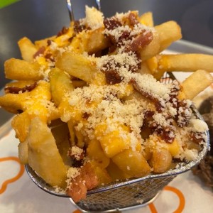 Papas fundida con tocinetas 